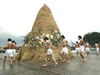 表紙写真：酒津のトンドウ（県指定無形民俗文化財）