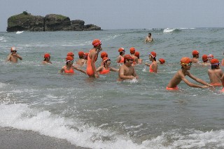 表紙写真：夏まっさかり！海はみんなと友だちだ！（7月6日白兎海水浴場海開き）