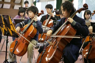 表紙写真：青少年のための弦楽入門講座（2008年3月9日鳥取西高等学校）