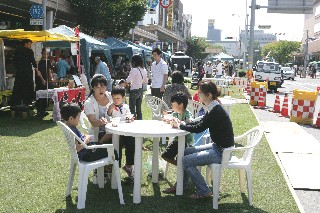 表紙写真：烏取駅前・賑わいのまちづくり実証事業（2008年10月4日～13日）