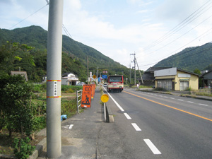 細川バス停で降りる