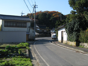 県道を左に