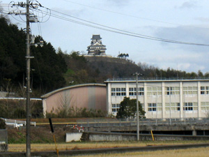 県道から見える河原城