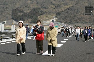 表紙写真：鳥取自動車道河原インターチェンジ開通記念ウォークラリー（2009年3月8日）