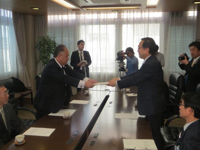 鳥取商工会議所青年部山崎弘嗣会長から深澤義彦鳥取市長へ提言書を提出