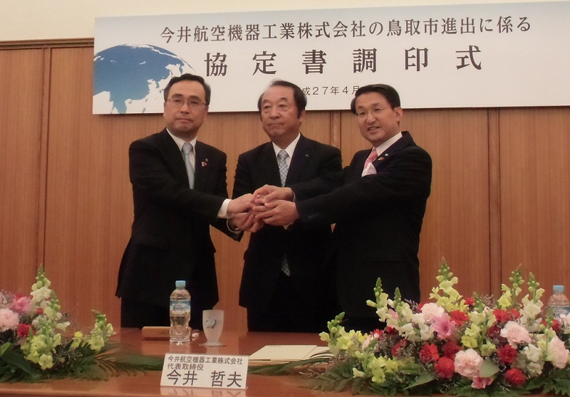調印後、握手を交わす深澤市長、今井社長、平井知事