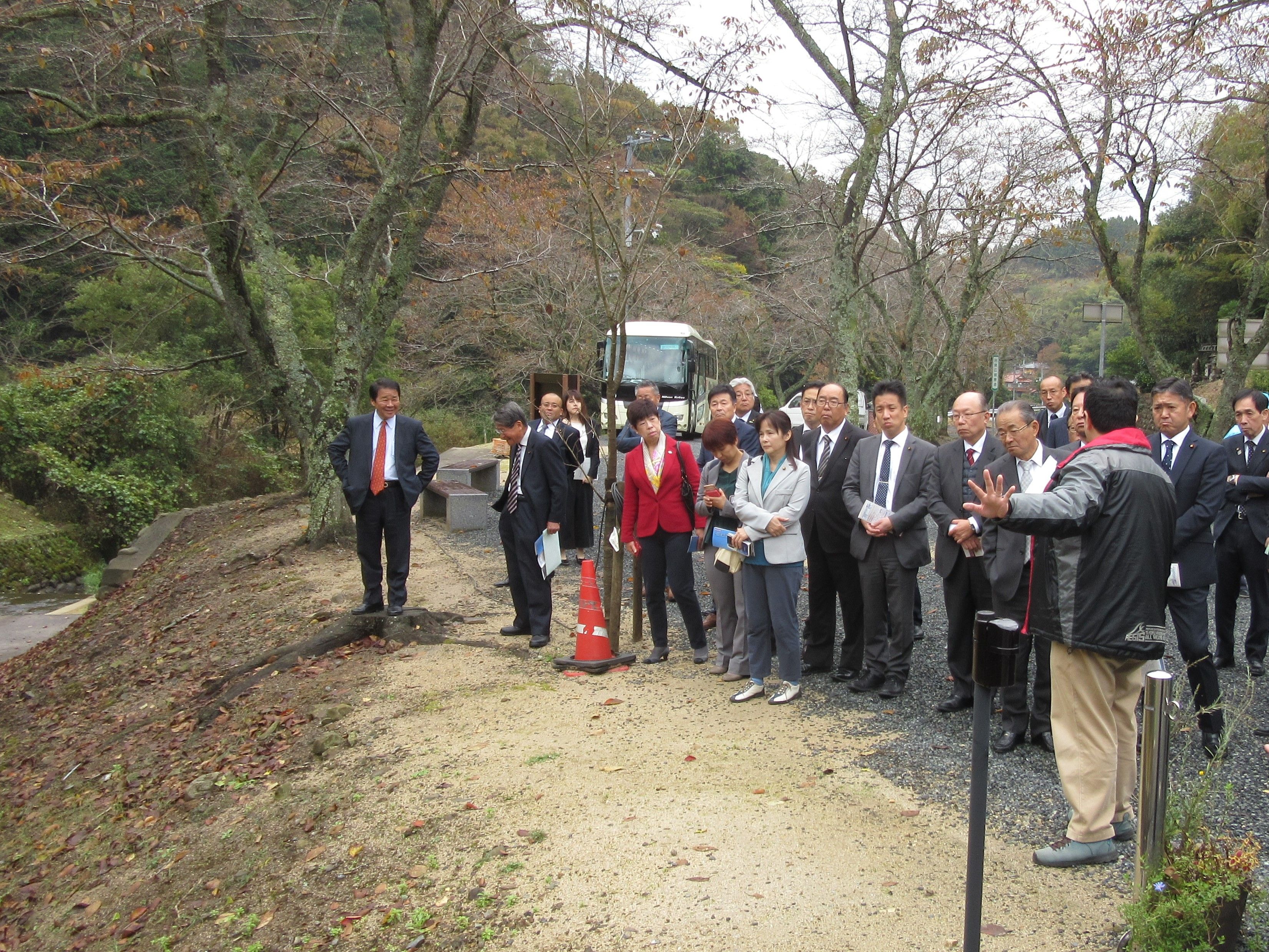 旧美歎水源地水道施設の見学の様子