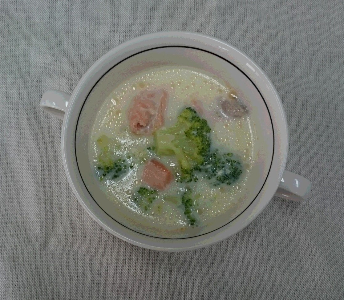 鮭とブロッコリーの豆乳スープ