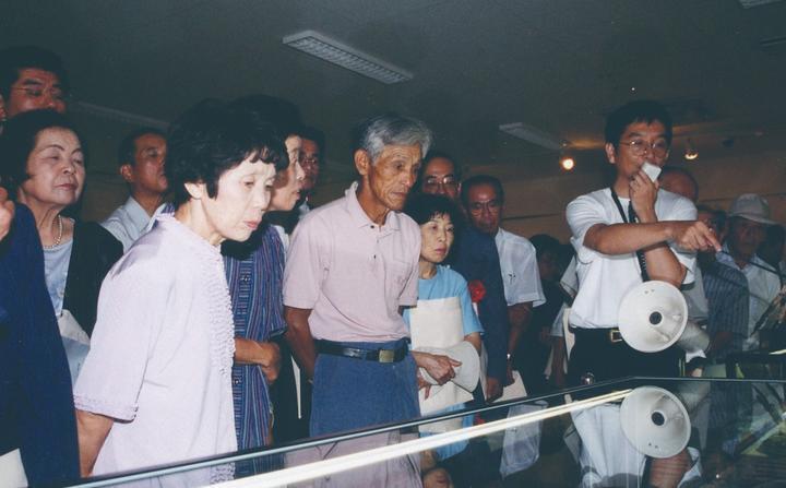 解説を聞く来場者