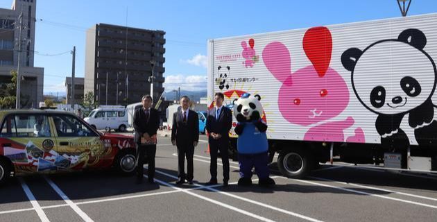 日本遺産・麒麟獅子タクシーとすご！ウサラッピングトラック