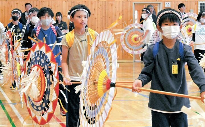 釧路市でのしゃんしゃん傘踊り披露