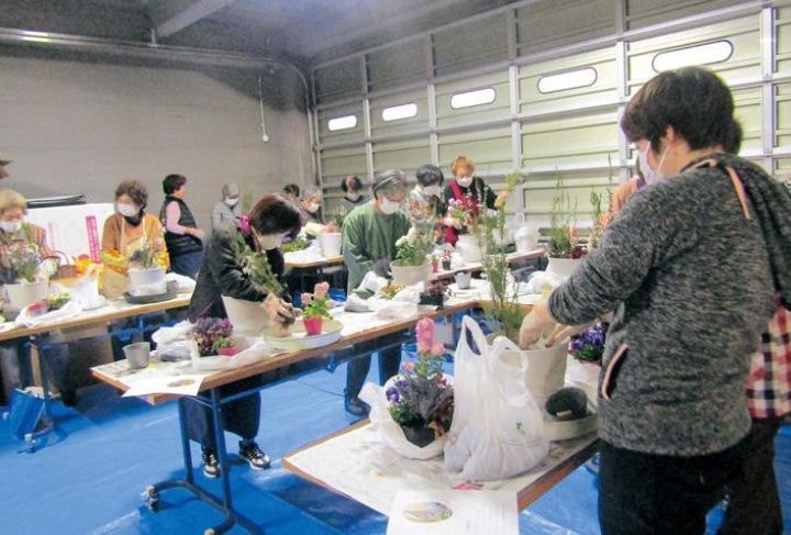 寄せ植えをする参加者