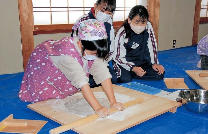 蕎麦を伸ばす子供