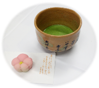 緑の抹茶と桃色の和菓子