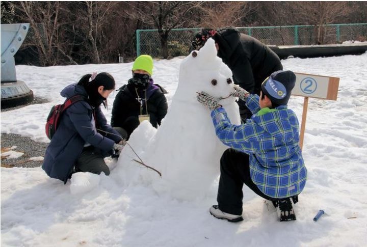 雪像を作る子供たち