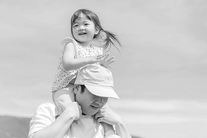 肩車をする親子のイメージ