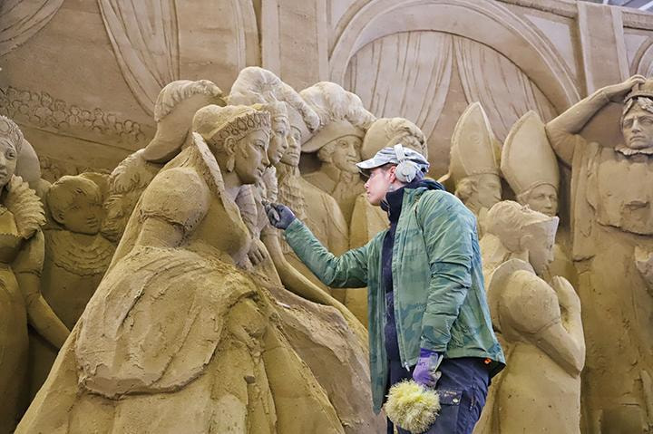 砂像彫刻家が作品を制作