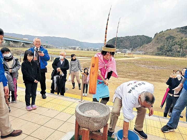 古代米のもちつき