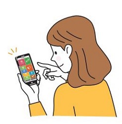 アプリをチェックする女性