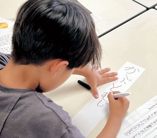 俳句を詠む少年