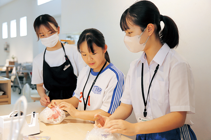 笑顔で接客中