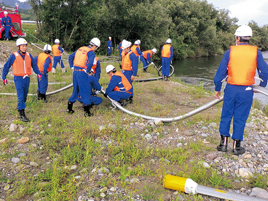 ホースを使用した水防訓練の様子