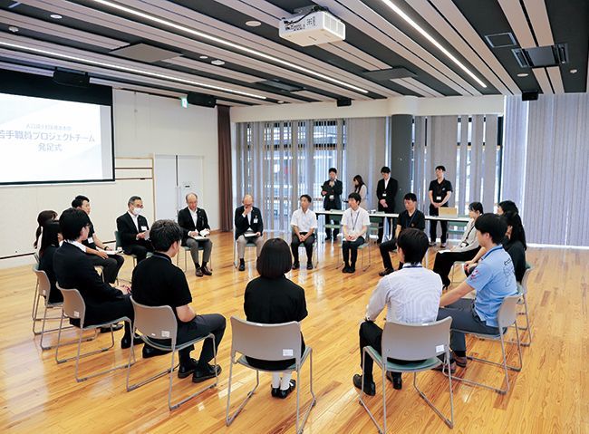 人口減少対策推進本部若手職員プロジェクトチーム発足の様子