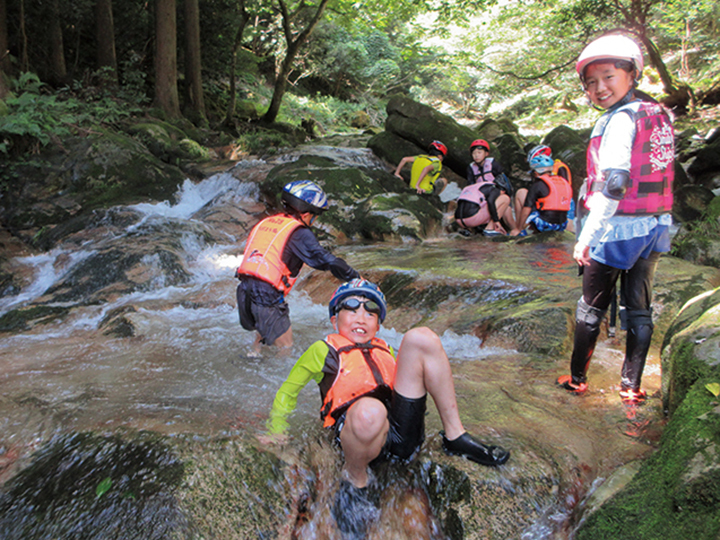 大村地区おう穴まつり 沢登りトレッキングの様子