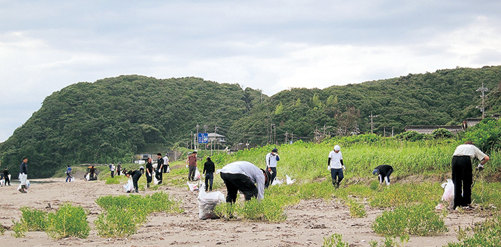 鳥取県警備業協会 高町船磯海岸のボランティア清掃をする様子