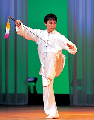 太極拳を実演している孔祥東先生