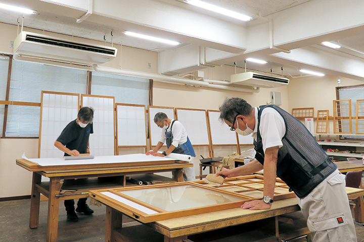 障子の張り替え作業の様子