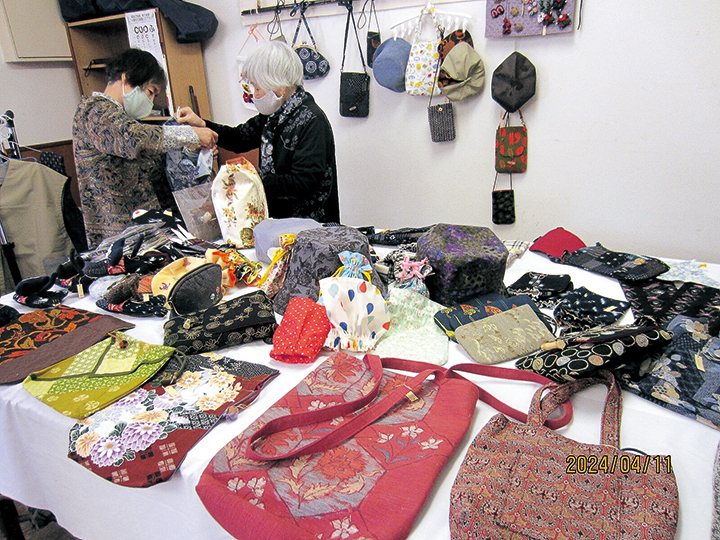 会員の手作り作品展示販売の様子