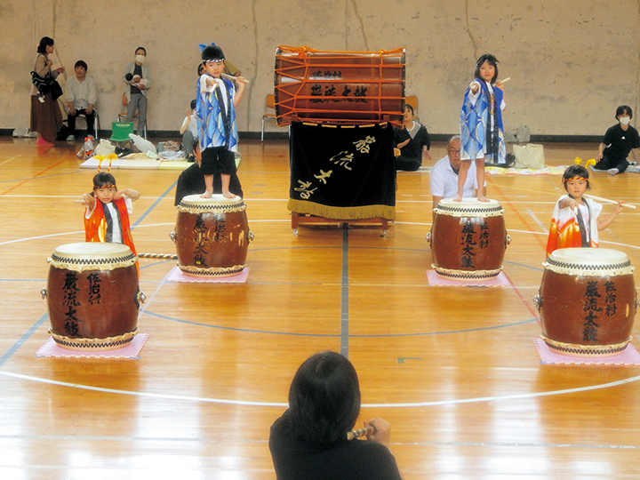 さじっこ太鼓の演奏を披露している様子