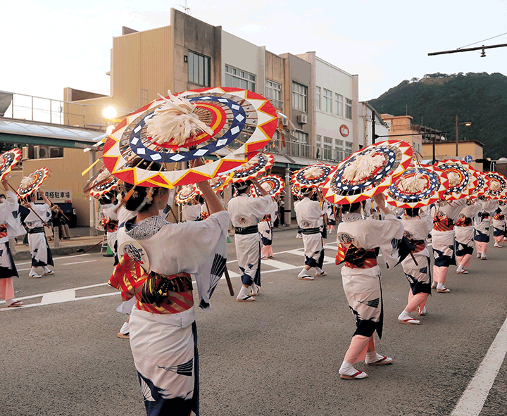第60回鳥取しゃんしゃん祭り 傘踊りの様子