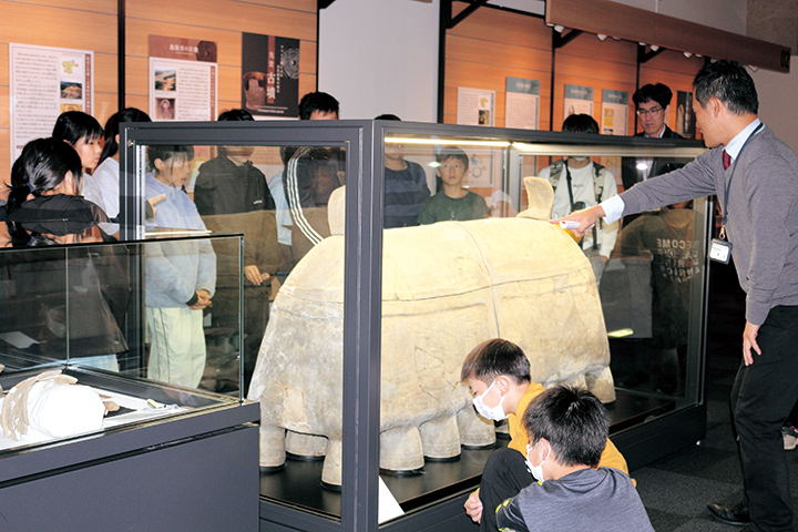 やまびこ館 来場者に解説をしている学芸員