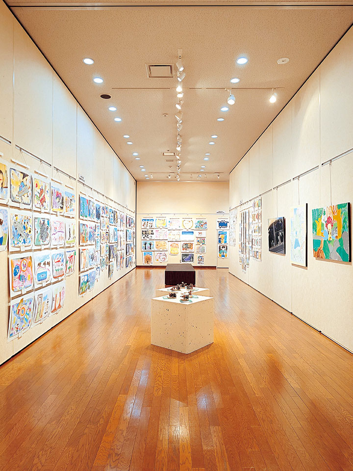 鳥取市児童生徒交流絵画展の様子