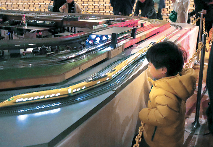 鉄道模型を見る子ども