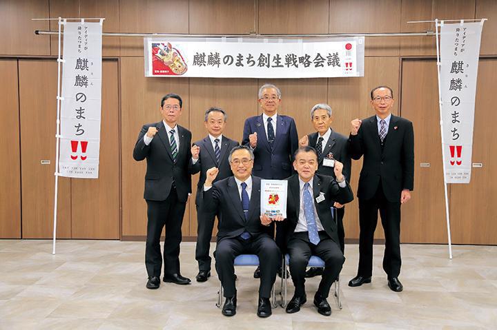 令和6年度第3回麒麟のまち創生戦略会議 後列左より 岩美町長、若桜町長、智頭町長、新温泉町長、八頭町副町長 前列左より 鳥取市長、香美町長
