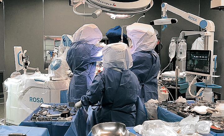 手術支援ロボットを用いた手術風景