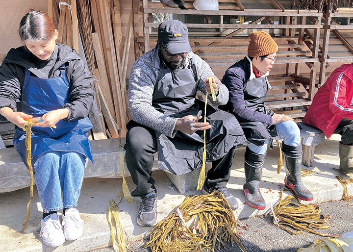 因州和紙漉き体験の様子