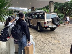 ホストファミリーとの別れ　手を振る生徒