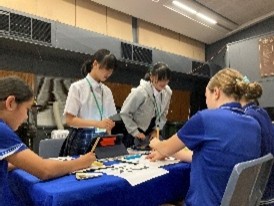 現地の学校訪問　習字