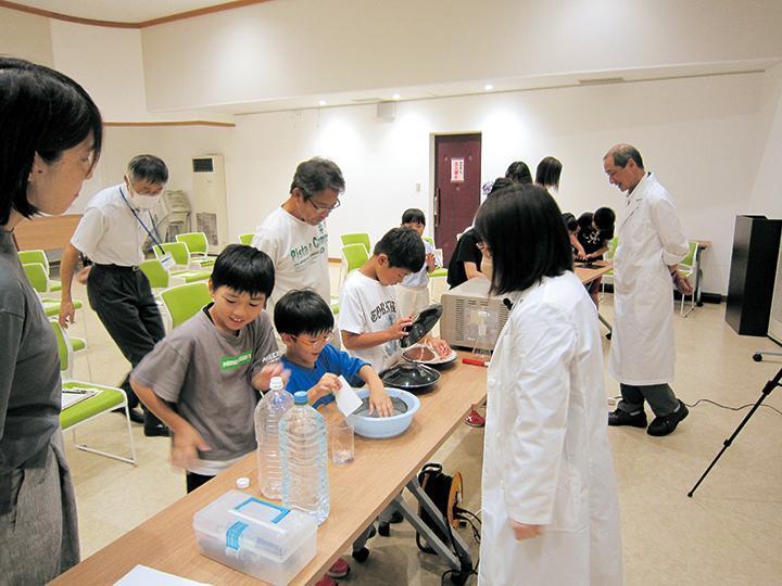 子どもたちが実際に実験をして様子