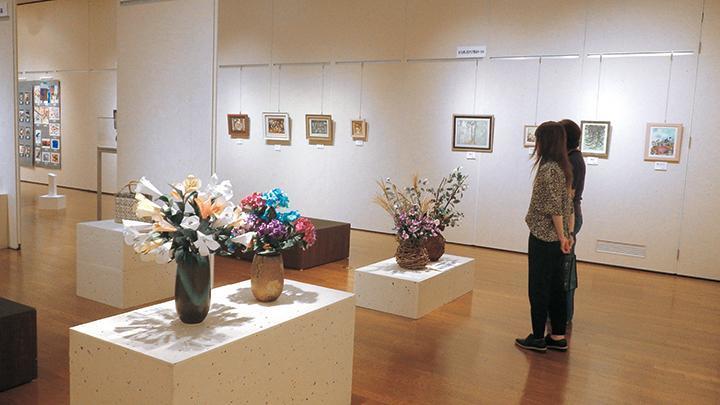 来場者が展示を楽しんでいる様子