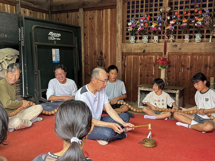 念仏を唱えている様子