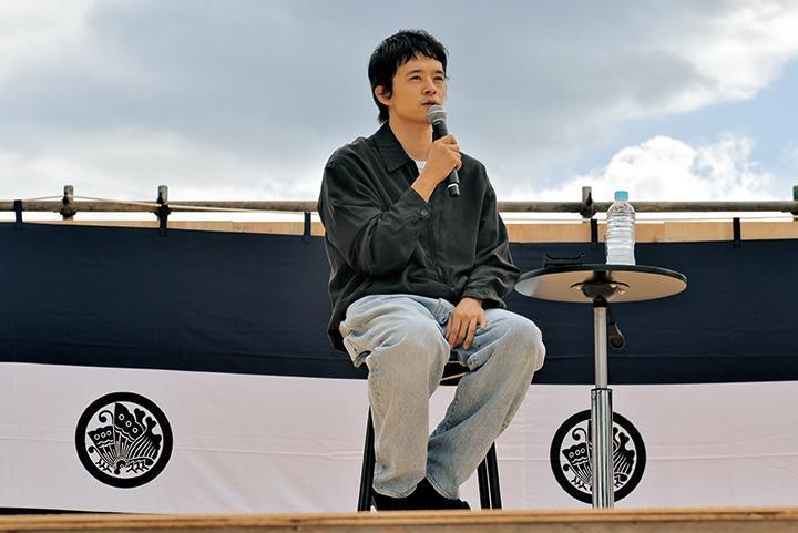 池松壮亮さんが話している様子