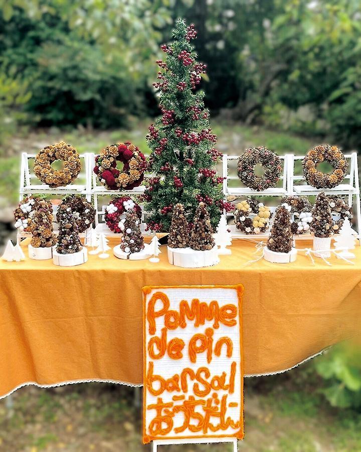 木の実と毛糸のリースとツリーを展示