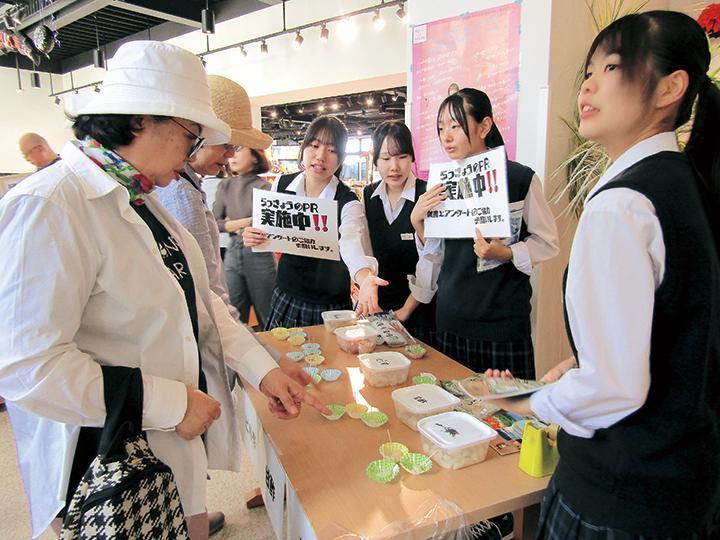 試食している様子