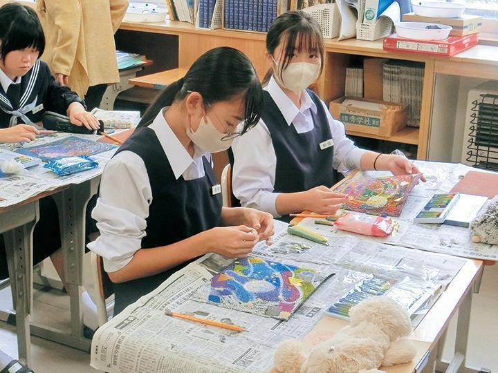 抽象画づくりをしている様子