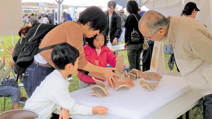 土器パズルをしている様子